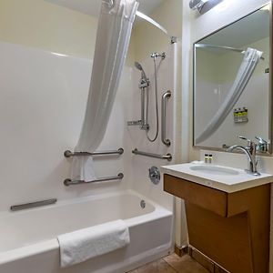 Queen Suite Bath Tub Hearing Accessible or Non-Smoking